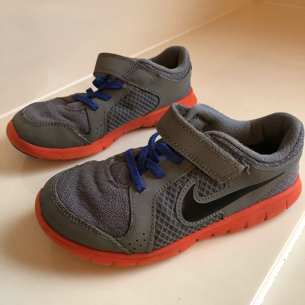 Nike kids tennis shoe